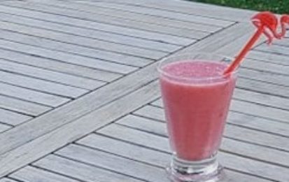 Milkshake végétal : fraises, banane, lait de coco